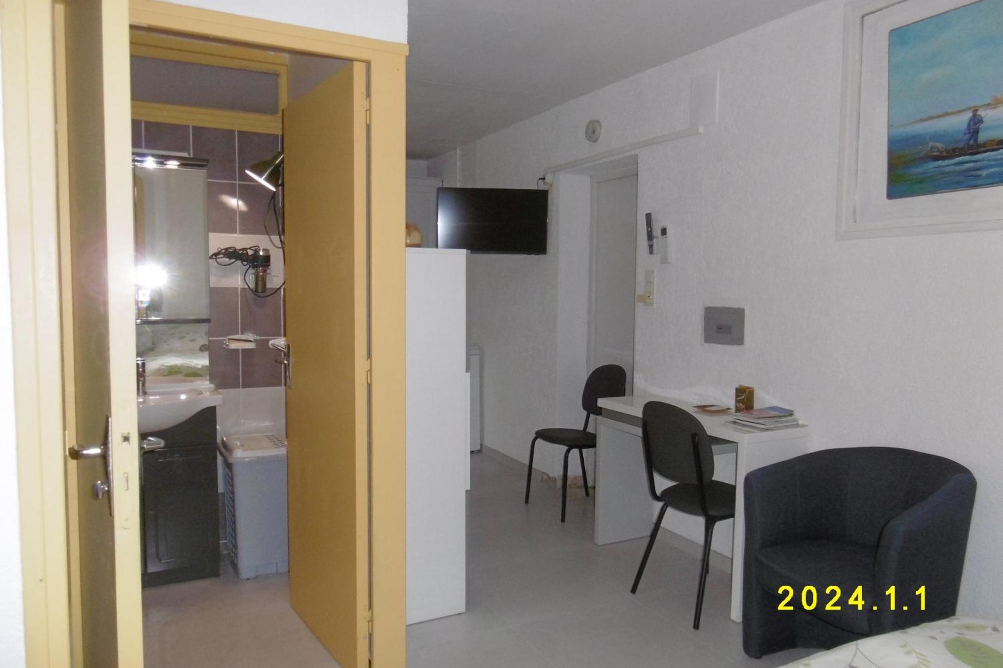Rez De Chaussee Studio Climatise Dans Villa 에그모르트 외부 사진